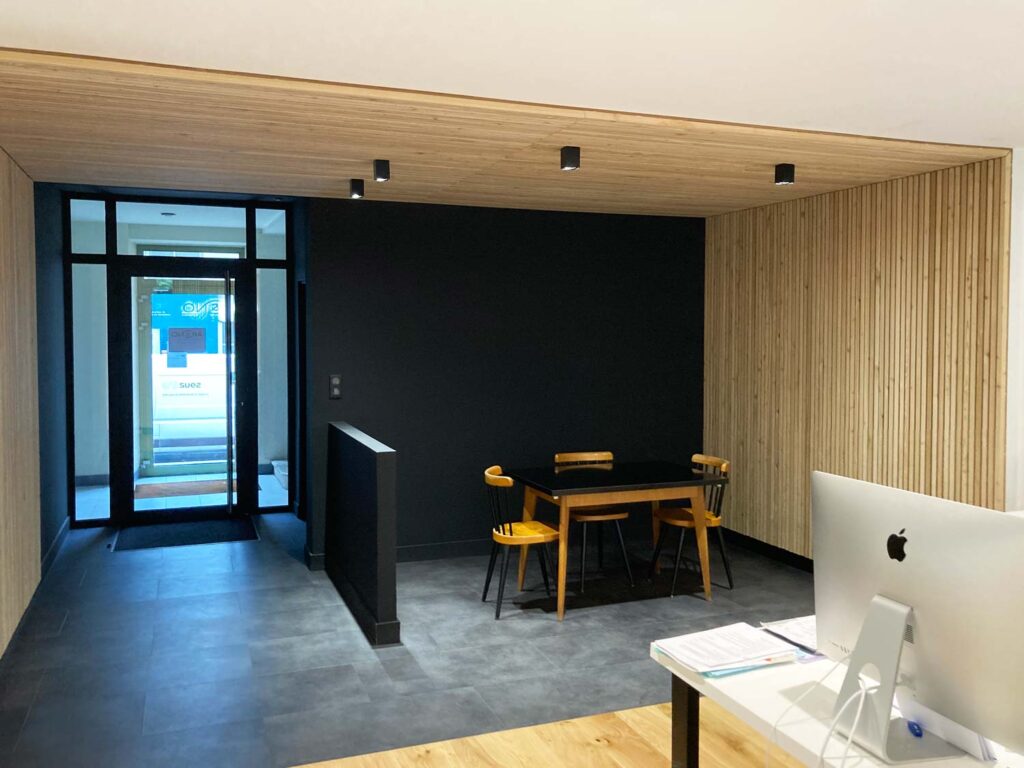 Décoration bois murale et plafond menuiserie aménagement intérieur