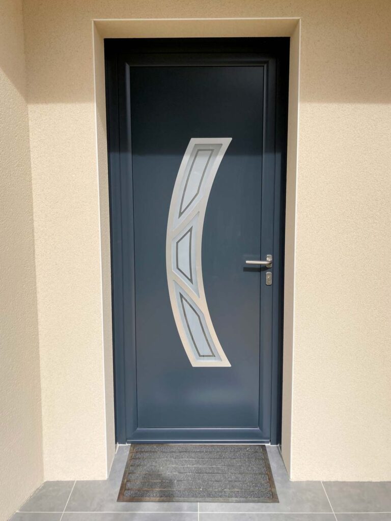 Porte d'entrée menuiserie aluminium aménagement extérieur