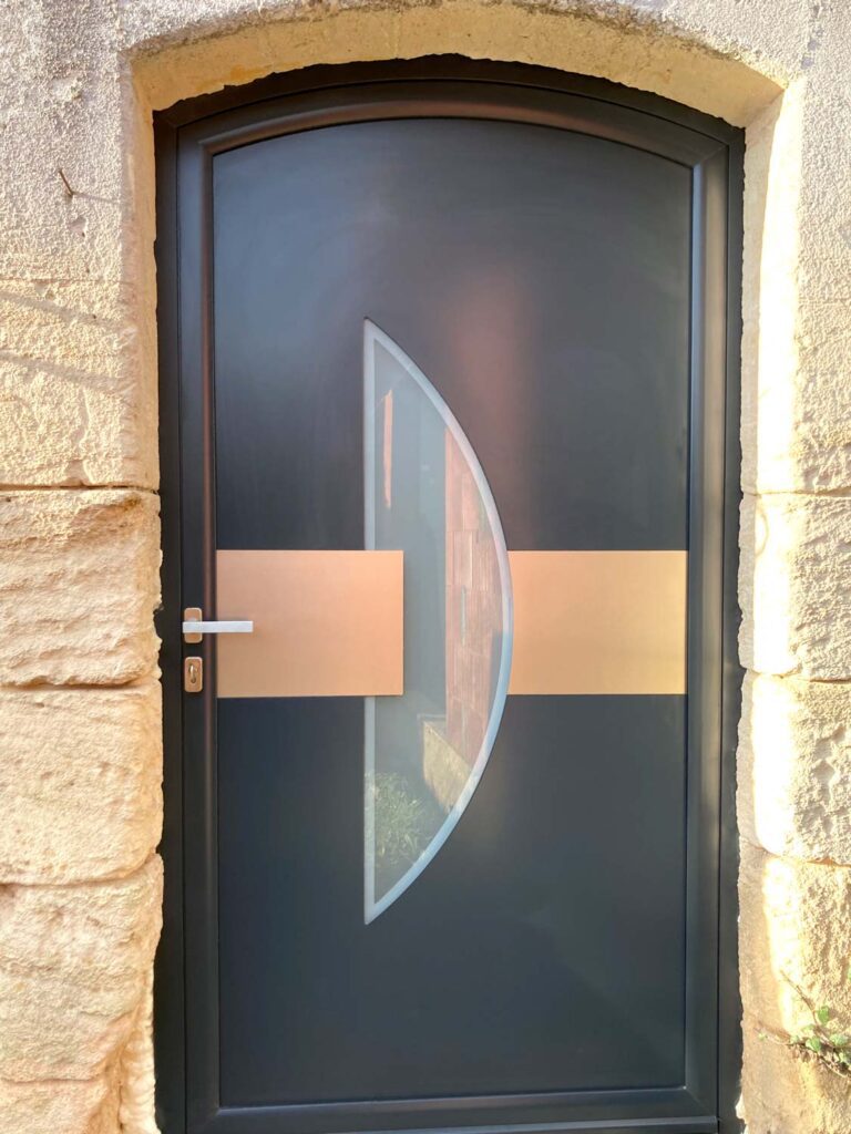 Porte d'entrée menuiserie aluminium aménagement extérieur