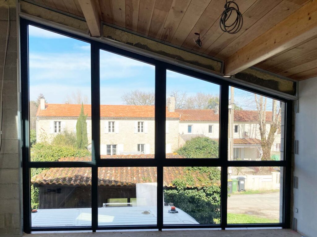 Baie vitrée menuiserie aluminium aménagement extérieur