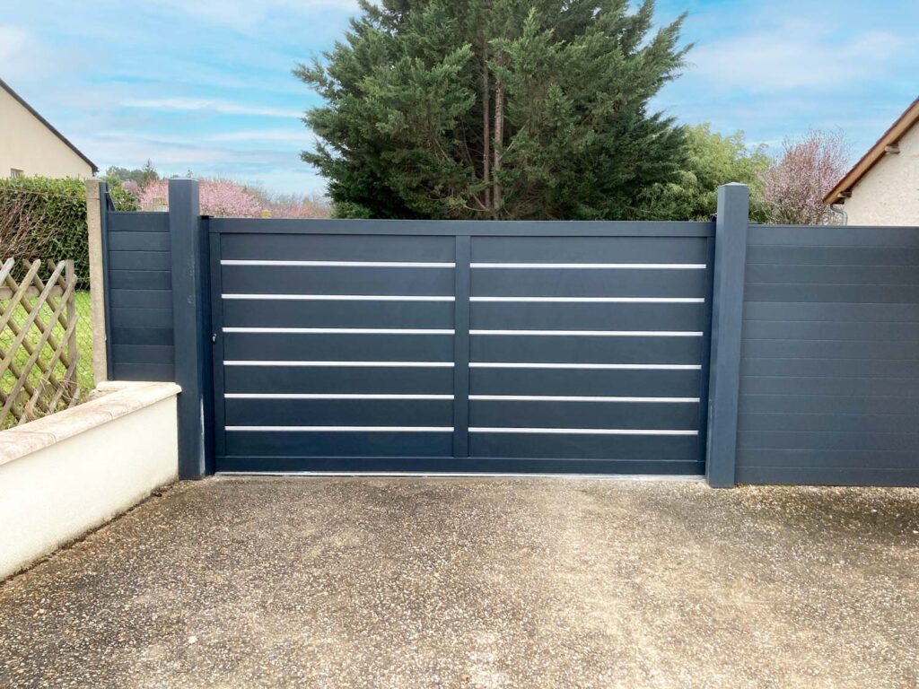 Portail menuiserie aluminium aménagement extérieur